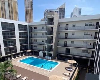 close to beach ,park, restaurants, shop, supermarket - Sunny Isles Beach - Pool