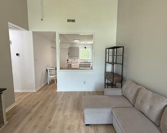 Cozy 2br Hideaway - I Heart Jacksonville - Jacksonville - Living room