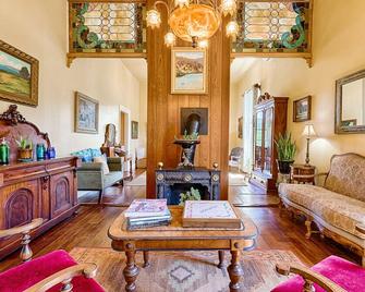 Duncans Mills historic beauty with vast valley views & hot tub - pets ok! - Cazadero - Sala de estar