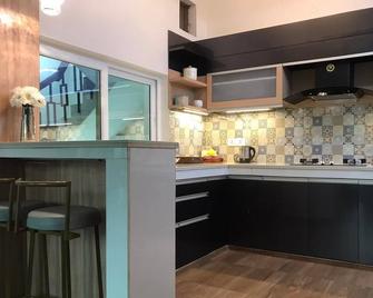 mariya condo hotel - Bodh Gaya - Kitchen