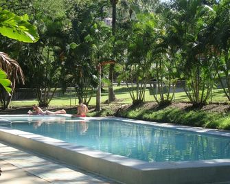 Base Backpackers Airlie Beach Resort - Airlie Beach - Pool