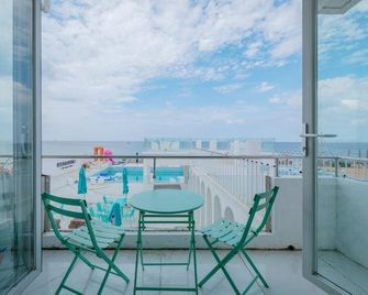 Outside the city, there is Starlight, Hailili Seaview Homestay - Yantai - Balcón