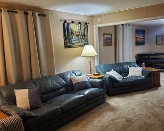 Cozy 2-bedroom house in Alma with WiFi, AC close to Harlan Lake and hunting. - Alma - Sala de estar