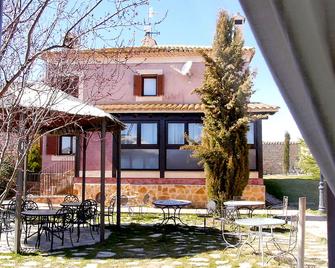 Hospedería Ballesteros - Villar de Olalla - Patio