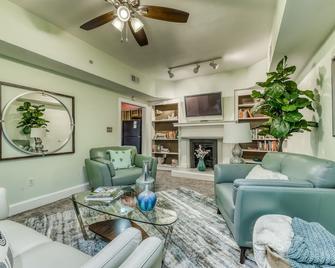 Modern Historic District Duplex Spacious And Short Walk To Parks And Restaurants - Savannah - Living room