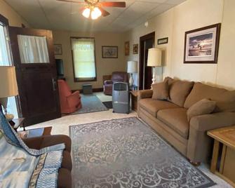 Broadway Retreat. Hot Springs County State Park and Pools are five minutes away. - Thermopolis - Living room