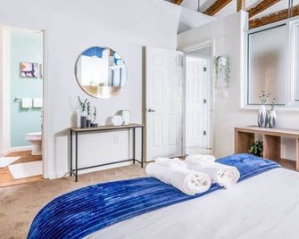 100 Year-Old Historic Brick 2br Loft & Large Patio & Hammocks & High Ceiling - Durham - Bedroom