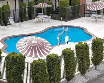 Olympic Inn & Suites Port Angeles - Port Angeles - Piscina
