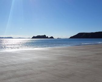 Fabulous views from this Opito Bay Beach House - Kuaotunu - Ranta