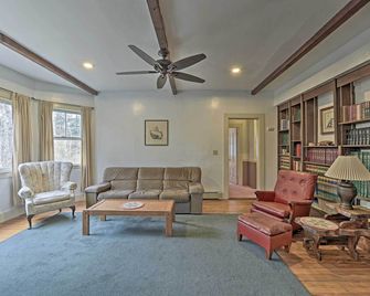 Easy Access to Beaches Vineyard Haven House - Vineyard Haven - Living room