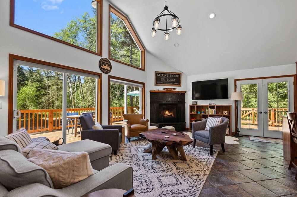 Magnificent Custom-Built Lodge Surrounded By Forest of Douglas Firs, Cedar Trees - Brightwood - Sala de estar