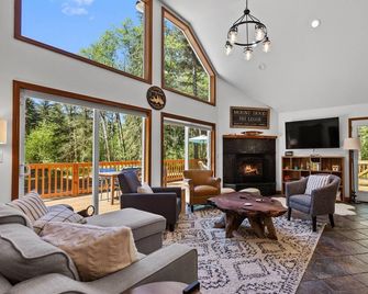 Magnificent Custom-Built Lodge Surrounded By Forest of Douglas Firs, Cedar Trees - Brightwood - Sala de estar
