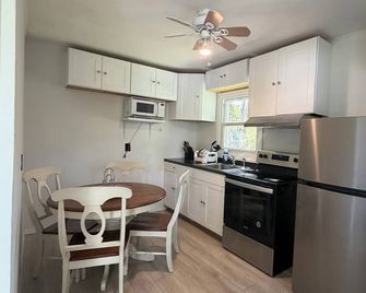 Charming and peaceful 2-bedroom house in Port Jervis with fireplace. - Port Jervis - Cocina