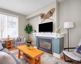 All Season Ski in/out Chalet at Calabogie Peaks - Calabogie - Salon