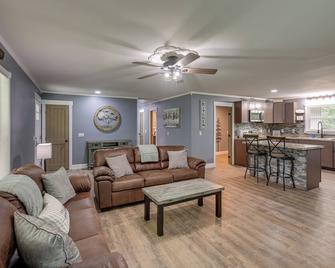Serene Bryant Retreat with Private Hot Tub! - Kimball - Living room
