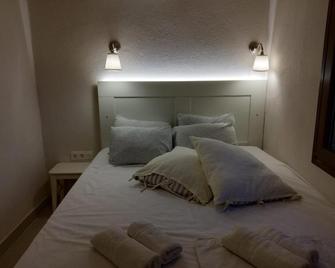 Isabel Artemis - Chorefto - Bedroom