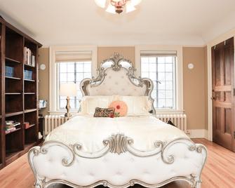 Stone Chalet B&B Inn and Event Center - Ann Arbor - Bedroom