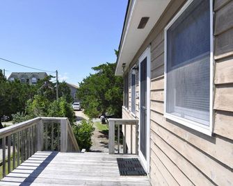 Pilot House: Relax on the screened porch, family friendly home. - Ocracoke - Balcón