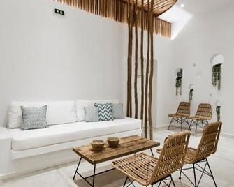 Arco Solium Suites - Adamantas - Vardagsrum