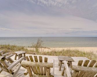 Beachfront Lake Michigan Cottage W/Fire Pit & Deck - Muskegon - Beach