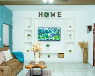 Top Rated Home in Quezaltepeque, only 15 min away from San Salvador - Tamanique - Sala de estar