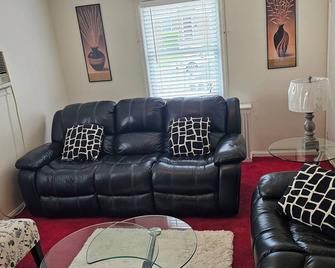 Comfy Getaway minutes from UBS Arena - Elmont - Living room
