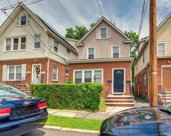 Hackensack Escape with Yard - 17 Mi to Times Square! - Hackensack - Edificio