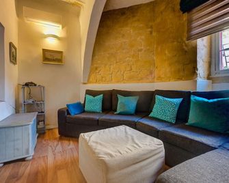 Stunning Villa with private pool & large terrace! - Balzan - Living room