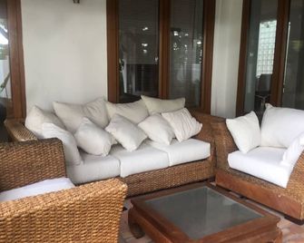 Villa with Heated Pool and Jacuzzi close to Puerto Banus and Beach - Estepona - Huiskamer