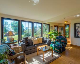 Skagit Valley Farmland View Cabin - Mount Vernon - Living room