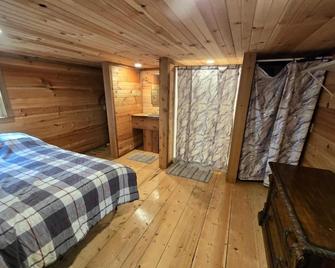 Cozy cabin in pleasant Lebanon with AC - Lebanon - Bedroom