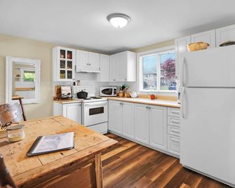 Cozy Waterfront Cottage! - Goderich - Keuken
