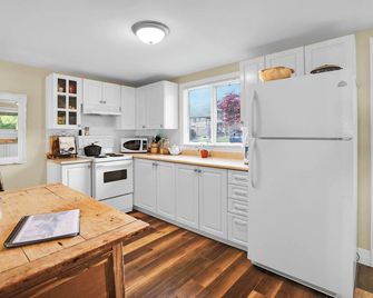 Cozy Waterfront Cottage! - Goderich - Kitchen