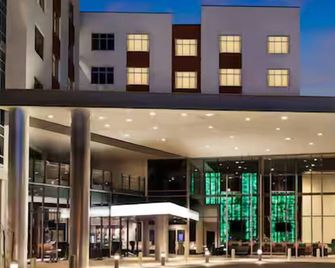 Std 2 Queens, Doubletree Tucson, Restaurant & Pool, Near Convention Center - Tucson - Building