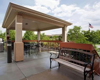 Your Home Away From Home! Pet-Friendly Stay with Kitchenette! - Golden - Balkon
