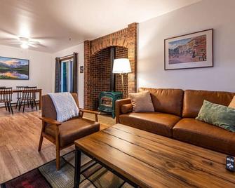 Fall Getaway in Cozy 2BR near Old Town Lafayette - Lafayette - Living room