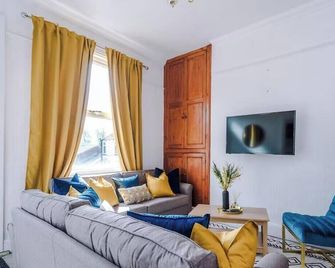 5BR House, Sleeps 10 guests - Free Parking - Business & Contractor Stays - Pontefract - Wohnzimmer