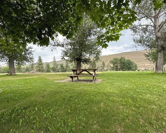 Winthrop Inn - Winthrop - Binnenhof