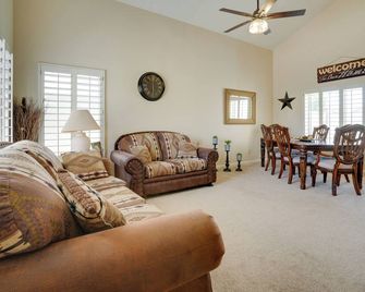 Pool, Patio And Hot Tub Surprise Home Ne - Surprise - Living room