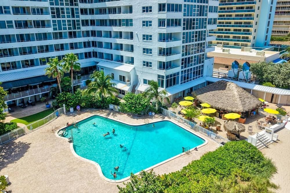 Direct Ocean Views With Balcony On The Beach. - פורט לודרדייל - בריכה