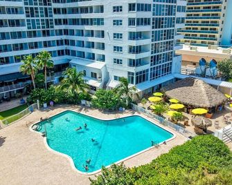 Direct Ocean Views With Balcony On The Beach. - פורט לודרדייל - בריכה