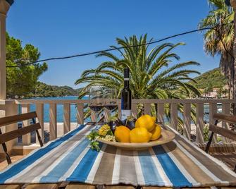 300 years old stone-villa on the waterfront, spacious rooms and best view - Šipanska Luka - Balkon