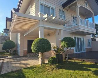 Elegant 3BR Private Home in Vista Grande - Talisay - Building