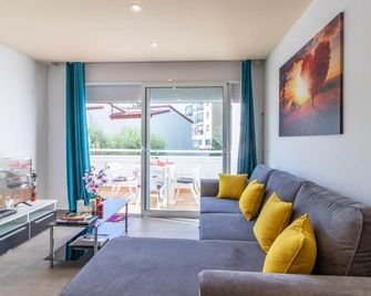 Apartamento Renovado Cerca De Playa Y Comercios - Castelló d'Empúries - Ruang tamu