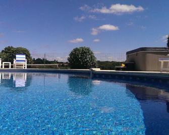 Maroux Vian Luxury Country Cottages - Callac - Piscina