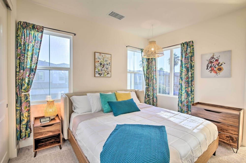 Lakefront Indio Villa Private Pool and On-Site Golf - Indio - Bedroom