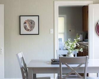 7 Minute Walk to Kyle Field - Charming Cottage - College Station - Dining room