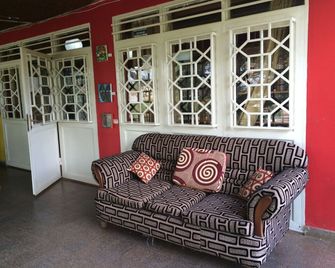 Discover Rwanda Youth Hostel - Kigali - Huiskamer