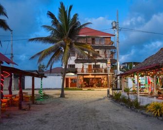 Cocoa Beachfront Inn - Canoa - Edificio