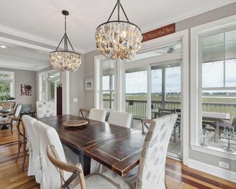 616 E Erie Driftwood Marsh and River Views Private Pool - Folly Beach - Restaurant